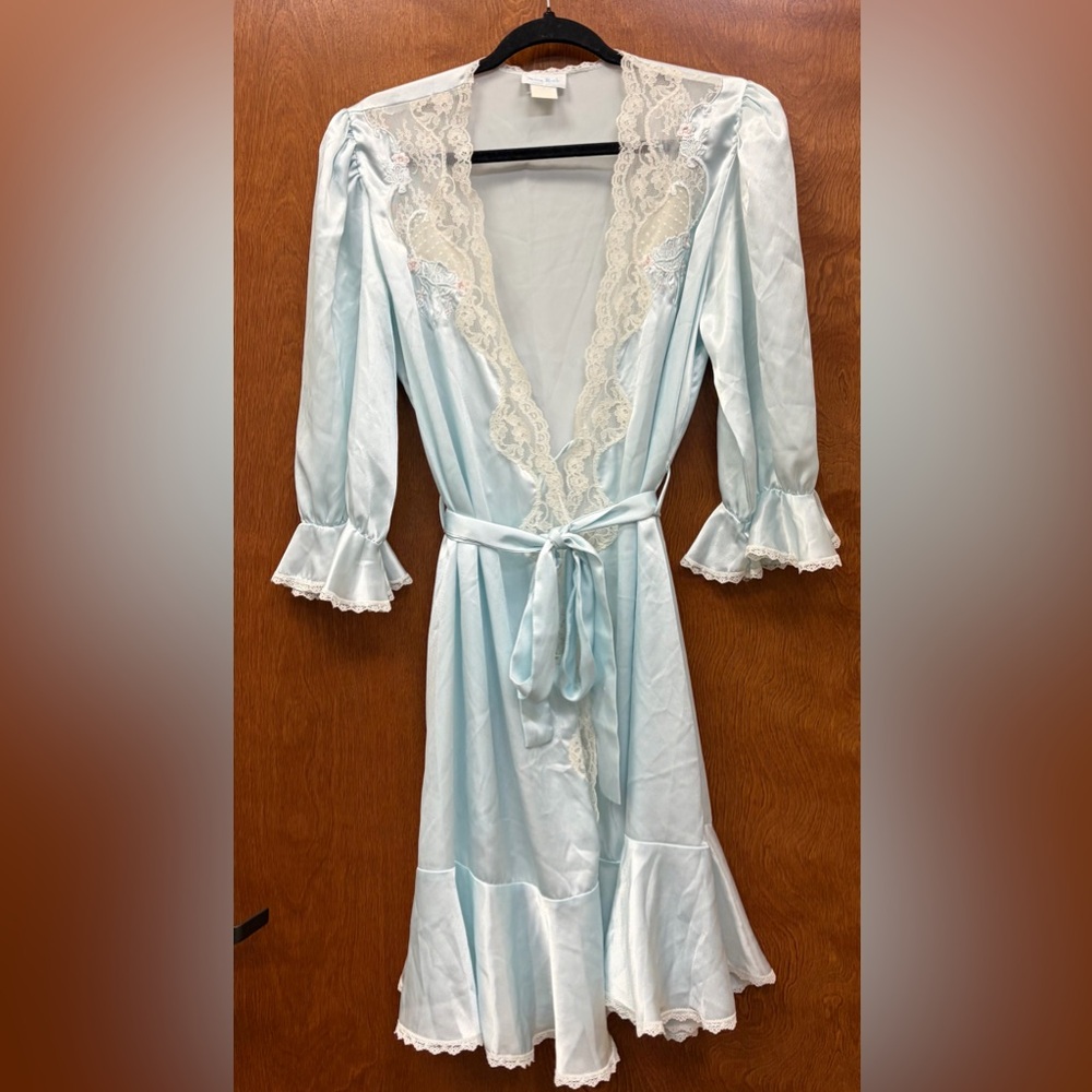 Vintage Sara Beth satin short robe floral lace puffed poet sleeves pale blue